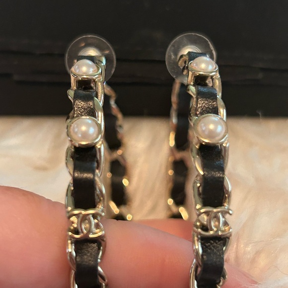 CHANEL Lambskin Faux Pearl More is More cc chain hoops - Picture 4 of 10